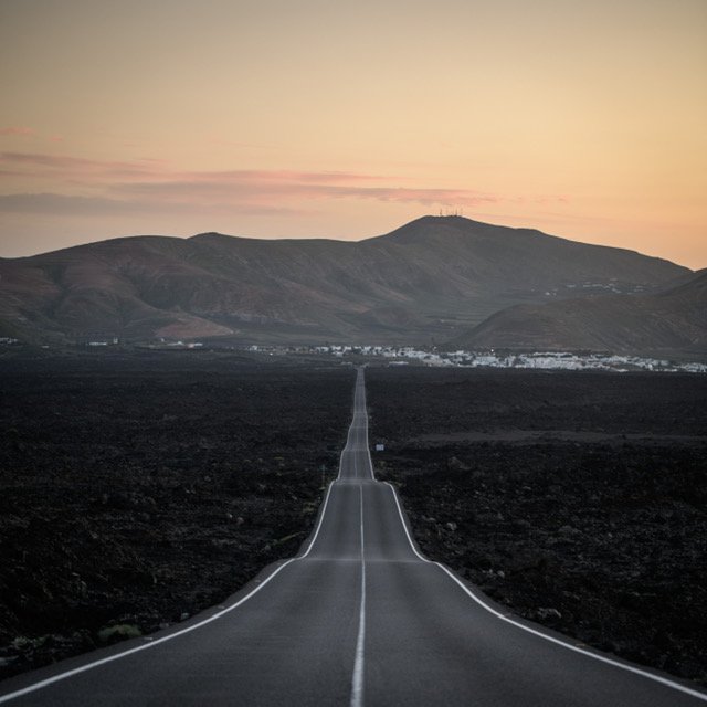 Carretera a pueblo de montaña